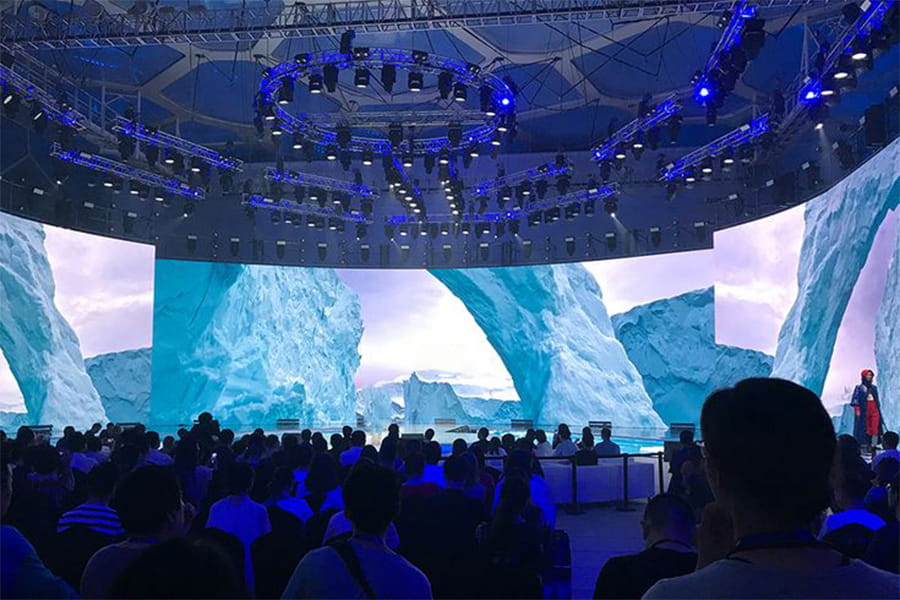 Versatile Applications of Curved LED Screens (2)