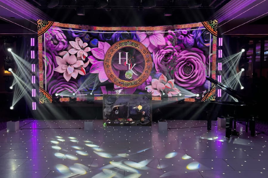 Versatile Applications of Curved LED Screens (3)