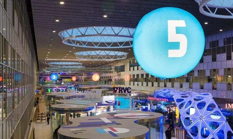 Spherical Screens Shopping mall scene