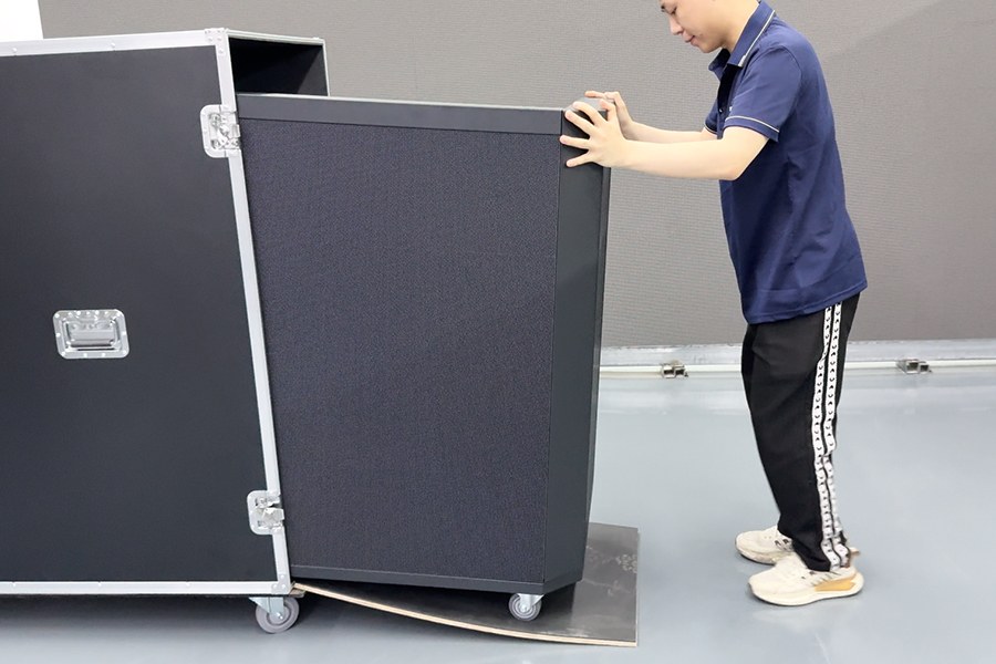 Set-up-your-plug-and-play-facade-DJ-table-in-minutes