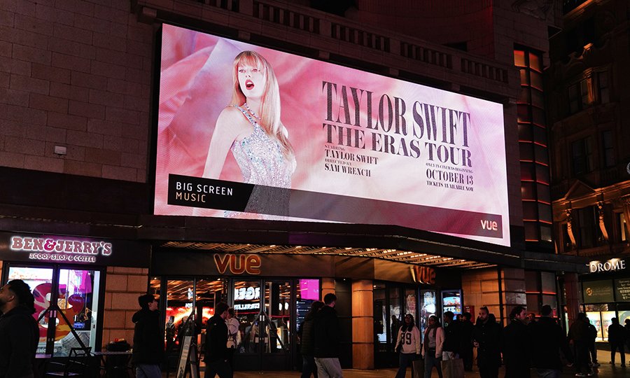 Capture-attention-with-a-dynamic-P5-LED-retail-display.