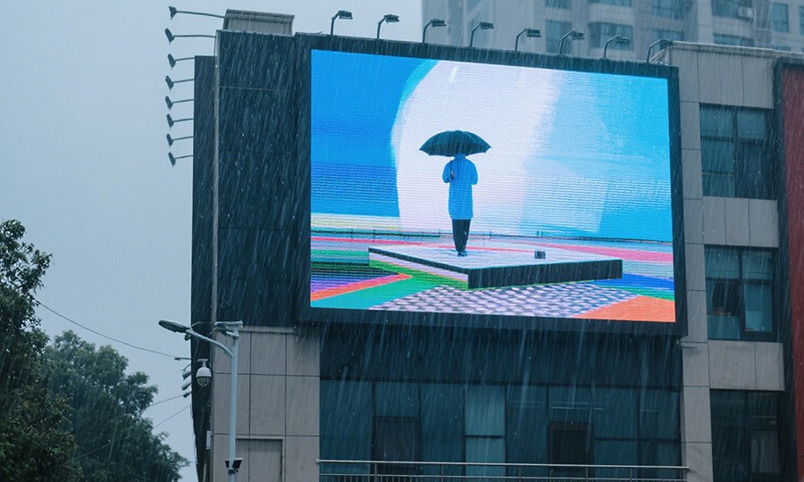 IP65-rated-waterproof-P8-LED-screen-works-in-rain.