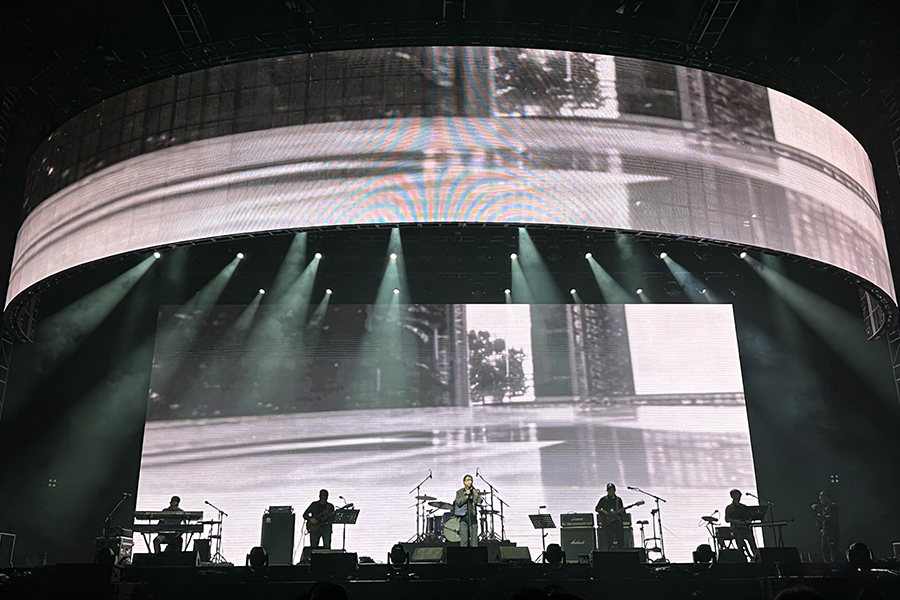 Build dynamic curved stages fast with flexible LED screens